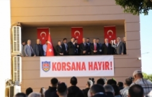 Antalya'da yaklaşık 3 bin taksici şehir turu atarak korsan taksileri protesto etti