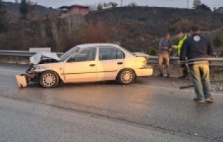 Burdur'da bariyere çarpan otomobildeki 3 kişi yaralandı