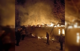 Burdur'da caminin malzeme deposunda çıkan yangın söndürüldü