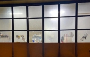 Burdur'da oğlunun iş yerine taşla saldıran kişi otomobilin çarpması sonucu yaralandı