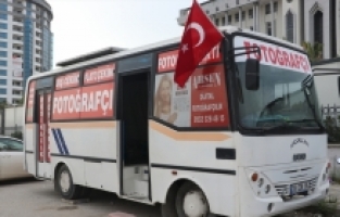 Depremde iş yeri yıkılan fotoğrafçı, stüdyoya dönüştürdüğü midibüste işini sürdürüyor