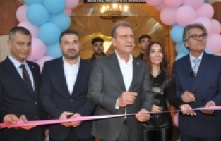 Doğumunu gerçekleştirdiği 2 bin 500 çocuğun ilk ayakkabılarını sergiledi