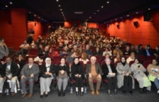 Finike'de tiyatro oyunu sahnelendi