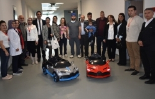 Hastanede çocukları ameliyata ve tedaviye götürmek için akülü araç hediye edildi