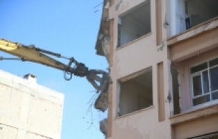 Hatay'da depremlerde hasar alan 11 bina kontrollü yıkıldı