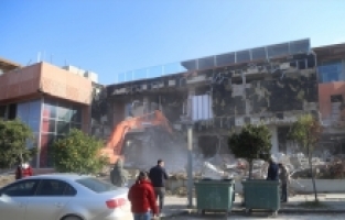 Hatay'da depremlerde hasar alan alışveriş merkezinin yıkımına başlandı