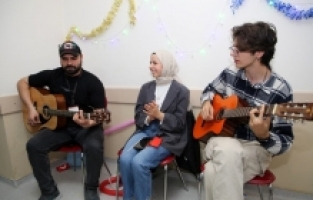 Hatay'da hastanede tedavi gören çocuklar için yılbaşı eğlencesi düzenlendi