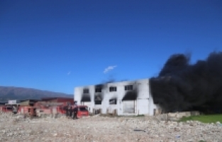 Hatay'da mobilya fabrikasında çıkan yangına müdahale ediliyor