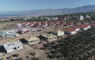 Hatay'ın 13 ilçesinde 2 bin 355 köy tipi afet konutunun inşası sürüyor