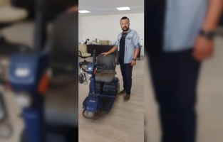 Hayırseverin bağışladığı akülü engelli aracı sahibini bekliyor
