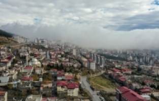 Kahramanmaraş'ın sisle bütünleşen manzarası dronla görüntülendi