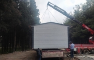 Kahramanmaraş'ta TCDD arazisine izinsiz kurulan prefabrik evler kaldırıldı