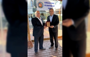 Kumluca'da meslekte 25 yılı dolduran esnafa plaket verildi