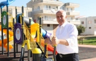 Mersin Akdeniz'de parklar yenileniyor