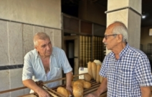 Mersin'de 82 yaşındaki muhtar, mahallesindeki eksikleri bisikletiyle dolaşarak belirliyor