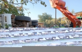 Mersin'de devrilen kamyonetin altında kalan yaya öldü