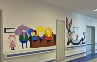 Mersin'de hastane duvarları, sağlık çalışanı çiftin fırçasıyla güzelleşti