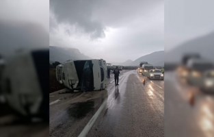 Mersin'de yaralı taşıyan ambulansa arkadan çarpan midibüs devrildi