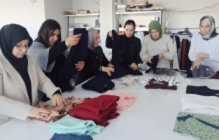 Osmaniye'de halk eğitim merkezi kursiyerlerinden Gazze'deki çocuklara kıyafet