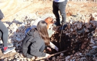 Serik'te lise öğrencileri fidanları toprakla buluşturdu