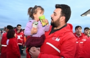 Türk Kızılay Osmaniye'de depremzedelere kışlık giysi ve malzeme desteğinde bulundu