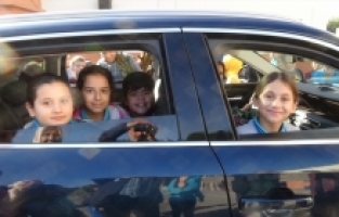 Türkiye'nin yerli otomobili Togg, Erdemli'de öğrencilere tanıtıldı