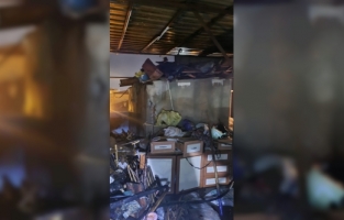 Adana'da 3 katlı binanın terasında çıkan yangın söndürüldü