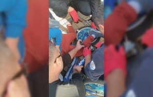 Adana'da ayağı bisiklete sıkışan çocuğu itfaiye kurtardı