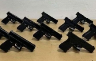 Adana'da bir araçta ruhsatsız 12 tabanca ele geçirildi