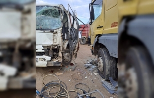 Adana'da çarpışan 2 kamyonun sürücüleri yaralandı