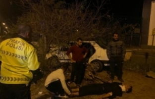 Adana'da iki otomobilin çarpışması sonucu 5 kişi yaralandı