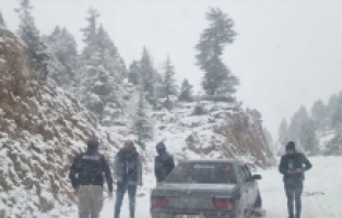 Adana'da kar nedeniyle yolda mahsur kalan 6 araçtaki 14 kişi kurtarıldı