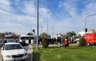 Adana'da minibüs ile otomobilin çarpıştığı kazada 9 kişi yaralandı