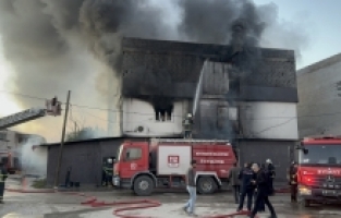 Adana'da mobilya süngerinin bulunduğu depoda yangın çıkaran zanlı tutuklandı