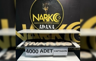 Adana'da otomobilde baklava kutusuna gizlenmiş 4 bin uyuşturucu hap bulundu