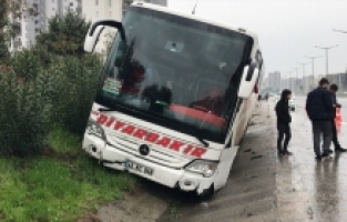 Adana'da otoyolda yolcu otobüsü ile tır çarpıştı