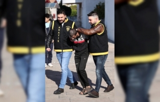 Adana'da pazarda kadının cep telefonunu çalan zanlı tutuklandı