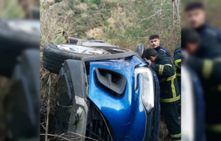 Adana'da şarampole yuvarlanan otomobildeki 2 kişi yaralandı