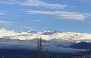 Aladağ'da yüksek kesimlere kar yağdı