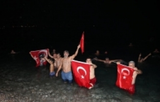 Antalya'da bazı vatandaşlar 2024'ü denize girerek karşıladı