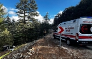 Antalya'da devrilen hafif ticari araçtaki 1 kişi öldü, 2 kişi yaralandı