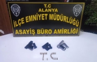 Antalya'da iş yerinin önünde havaya ateş açan şüpheli tutuklandı