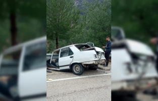 Antalya'da otomobil ile tırın çarpıştığı kazada 2 kişi yaralandı