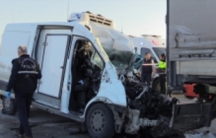 Antalya'da park halindeki tıra çarpan hafif ticari araçtaki 1 kişi öldü, 1 kişi yaralandı