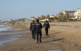 Antalya'da polis ekipleri cansız bedenlerin vurduğu sahillerde devriye geziyor