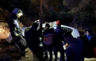 Antalya'da uçuruma yuvarlanan araçtaki 3 kişi yaralandı