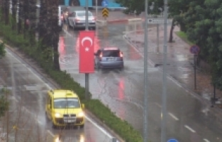 Antalya'da yağış ve fırtına etkili oldu