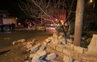 Burdur'da bahçe duvarına çarpan otomobildeki 2 kişi yaralandı