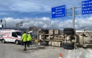 Burdur'da devrilen beton mikserinin sürücüsü yaralandı