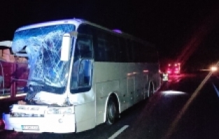 Burdur'da tırla otobüsün çarpıştığı kazada 2 kişi yaralandı